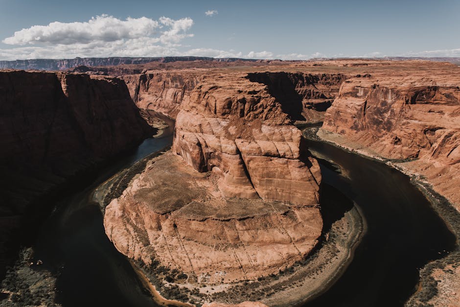 Discover the breathtaking Horseshoe Bend rock formation in Arizona’s stunning landscape.