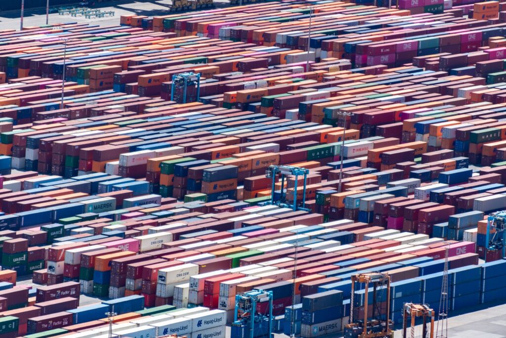 Tim e-commerce sedang meninjau katalog untuk topik Cara Membangun Bulk Import Produk Tanpa Katalog Kacau