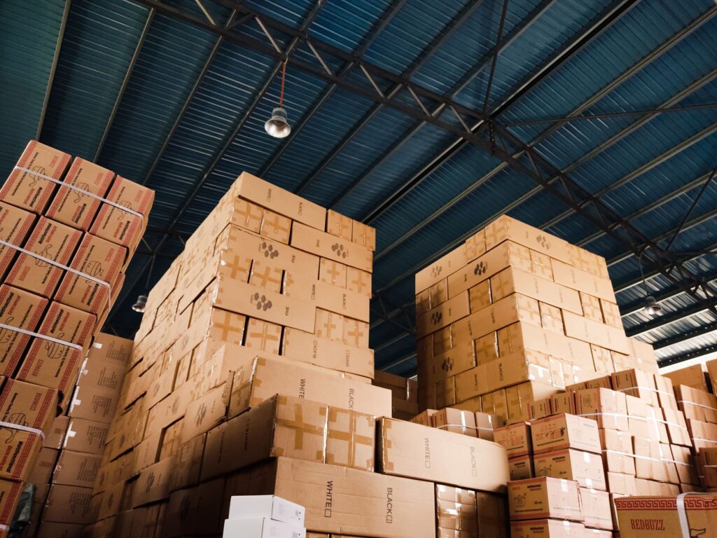 Tim e-commerce sedang meninjau katalog untuk topik Cara Membangun Bulk Import Produk Tanpa Katalog Kacau