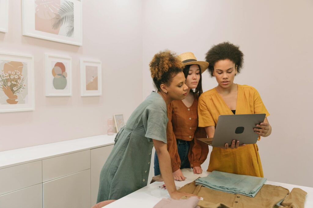Tim meninjau produk WooCommerce sebelum campaign besar