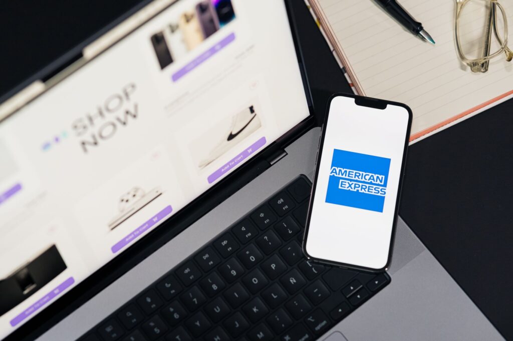 Tim meninjau produk WooCommerce sebelum campaign besar