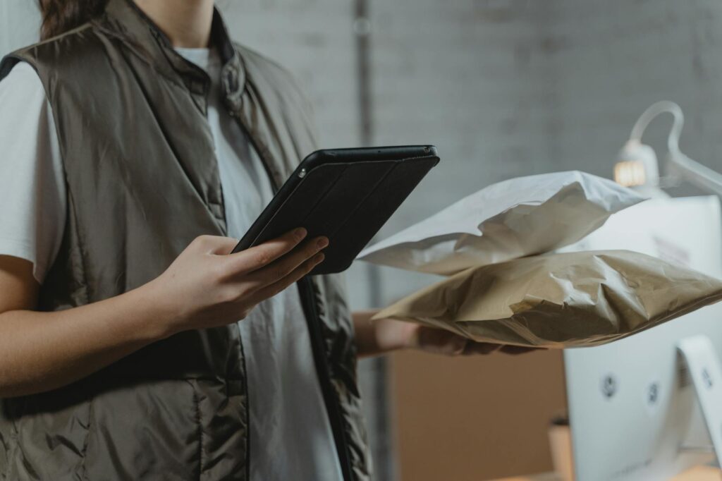 Tim e-commerce sedang meninjau katalog untuk topik Checklist Review Produk Variabel untuk Workflow Import WooCommerce