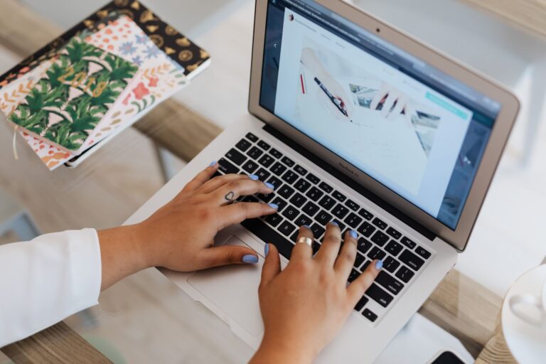 Tim e-commerce sedang meninjau katalog untuk topik Ekstensi Browser vs Copy Manual Produk untuk Seller WooCommerce