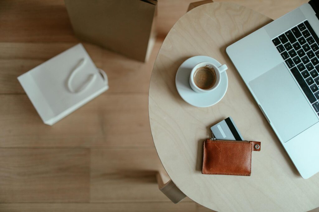 Tim e-commerce sedang meninjau katalog untuk topik Endpoint Import WordPress Berbasis HMAC untuk Jalur Data yang Lebih Aman