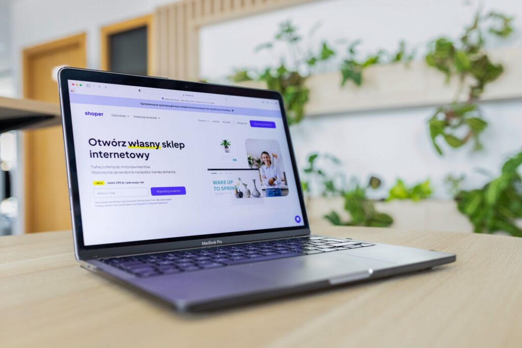 Tim e-commerce sedang meninjau katalog untuk topik Endpoint Import WordPress Berbasis HMAC untuk Jalur Data yang Lebih Aman