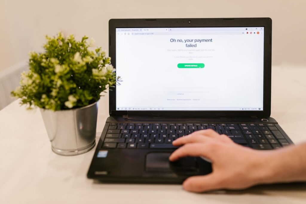 Tim e-commerce sedang meninjau katalog untuk topik Error Import Produk yang Sering Terjadi dan Cara Mengeceknya Sebelum Publish