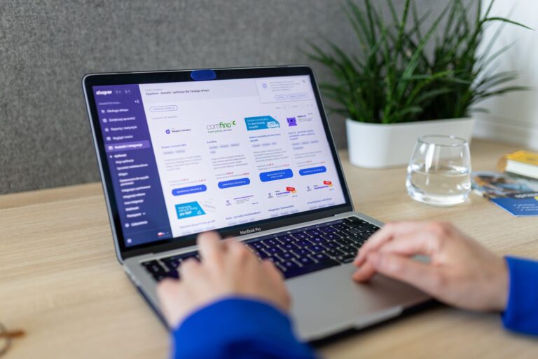 Business team planning WooCommerce vs Shopify toko online project on a laptop