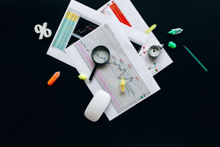Ilustrasi editorial audit kesalahan WordPress SEO dengan planning desk close-up dokumen audit, workflow handoff, cocok untuk cropping featured