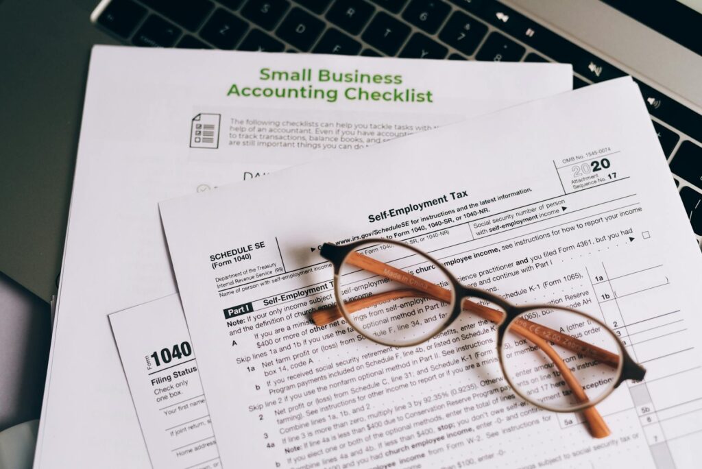 Ilustrasi inline_2 untuk audit kesalahan WordPress SEO tentang workflow handoff audit checklist close up