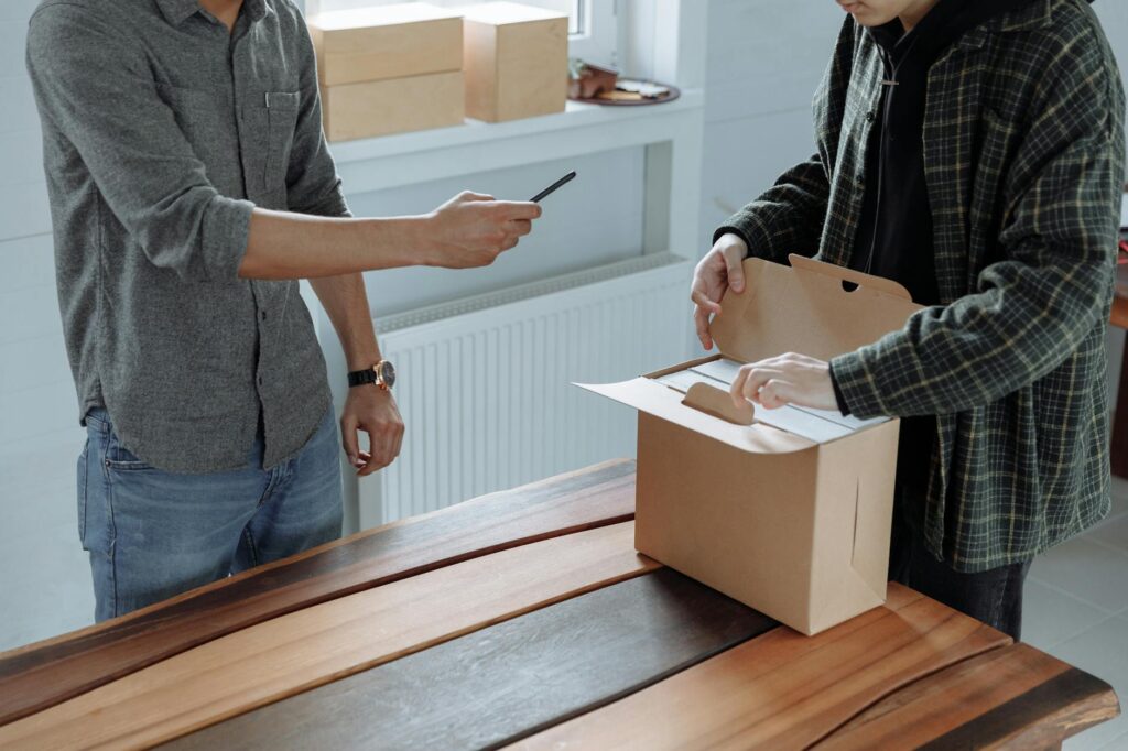 Tim e-commerce sedang meninjau katalog untuk topik Review Variasi Produk Sebelum Import ke WooCommerce