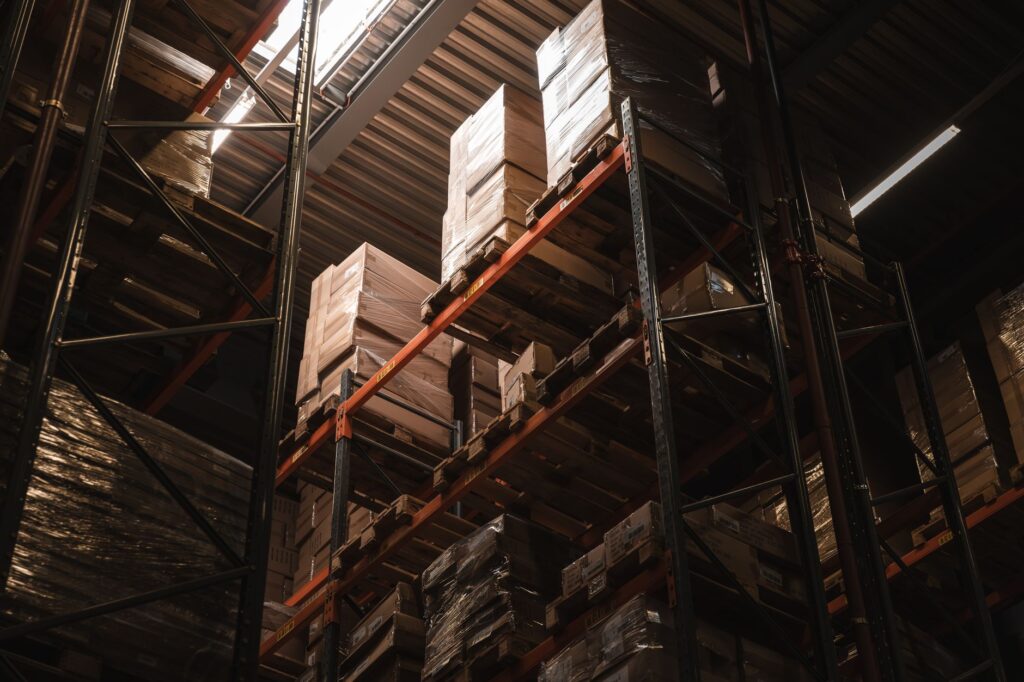 Tim e-commerce sedang meninjau katalog untuk topik Scaling Katalog dengan Lestari Pro untuk Toko yang Mulai Bertumbuh