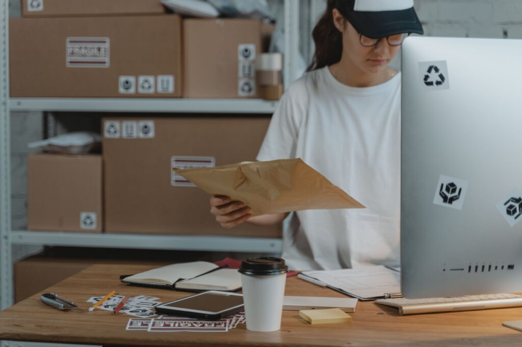 Tim e-commerce sedang meninjau katalog untuk topik Scaling Katalog dengan Lestari Pro untuk Toko yang Mulai Bertumbuh