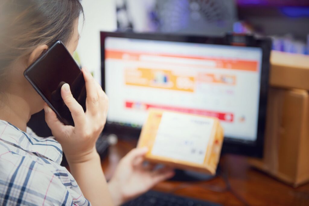 Tim e-commerce sedang meninjau katalog untuk topik Sistem Katalog Marketplace Asia Tenggara untuk WooCommerce