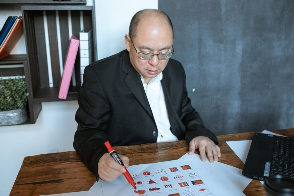 Tim e-commerce sedang meninjau katalog untuk topik Studi Kasus: Review Katalog Shopee Sebelum Publish ke WooCommerce