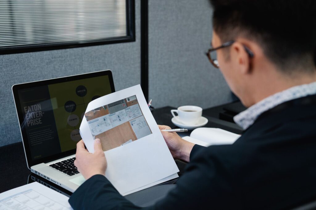 Tim e-commerce sedang meninjau katalog untuk topik Studi Kasus: Review Margin Sebelum Produk Marketplace Dipublish