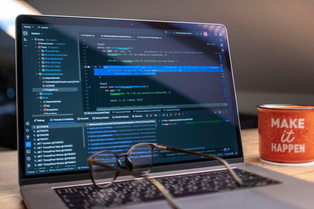 Tim e-commerce sedang meninjau katalog untuk topik Tool Stack Seller Marketplace untuk WooCommerce yang Praktis dan Tidak Berlebihan