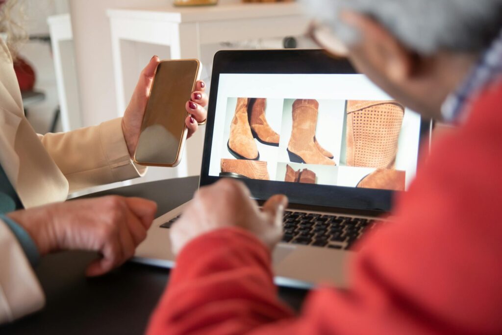 Tim e-commerce sedang meninjau katalog untuk topik Tool Stack Seller Marketplace untuk WooCommerce yang Praktis dan Tidak Berlebihan