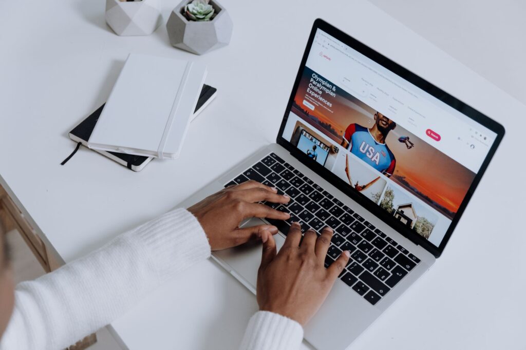 Tim e-commerce sedang meninjau katalog untuk topik Workflow Ekstensi Browser untuk Mengambil Produk Marketplace dengan Lebih Rapi