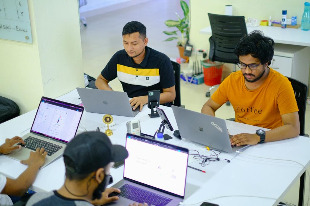 Tim e-commerce sedang meninjau katalog untuk topik Workflow Import Marketplace yang Lebih Peduli Privasi untuk WordPress