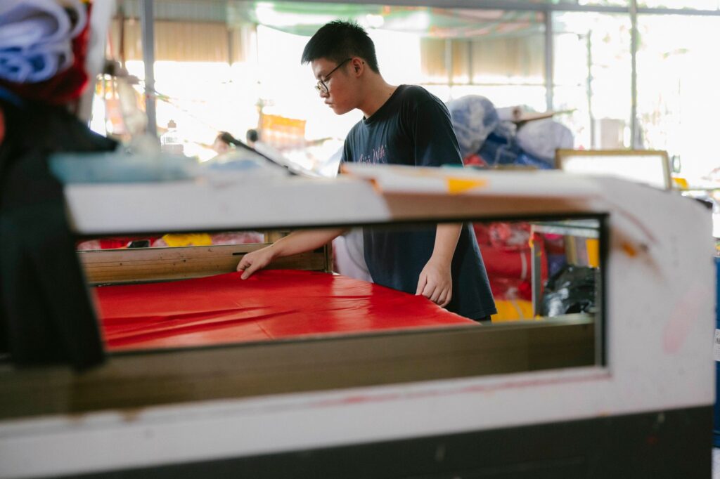 Tim e-commerce sedang meninjau katalog untuk topik Workflow Shopee ke WooCommerce untuk Seller Malaysia